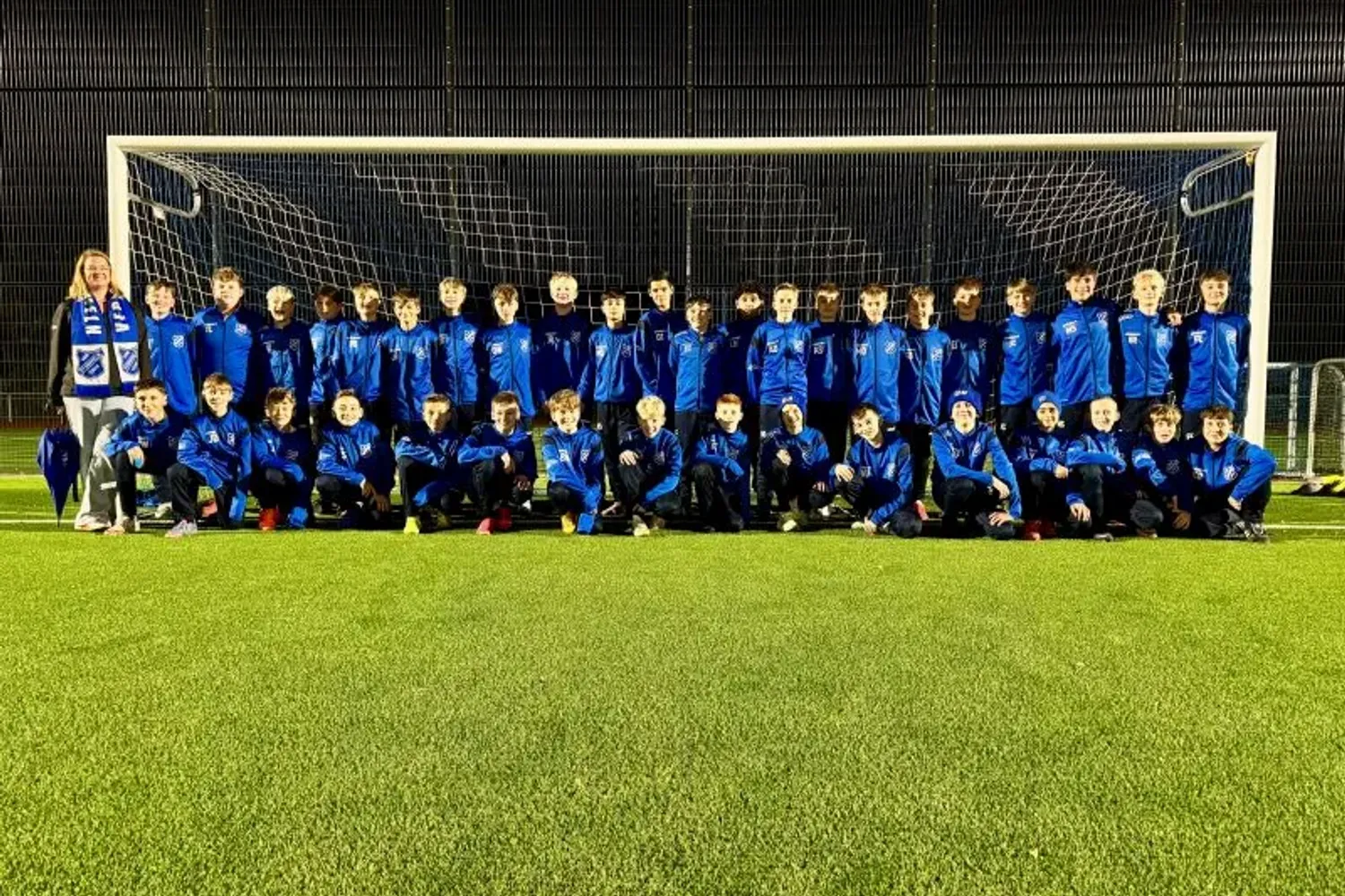  Quarta stattet Jugend-Teams mit Trainingsanzügen aus