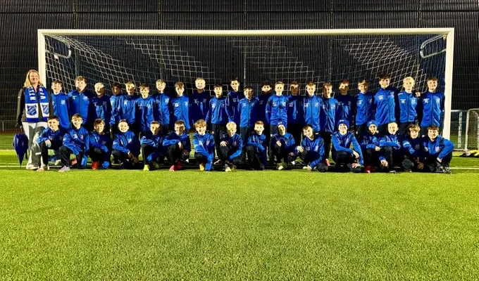  Quarta stattet Jugend-Teams mit Trainingsanzügen aus